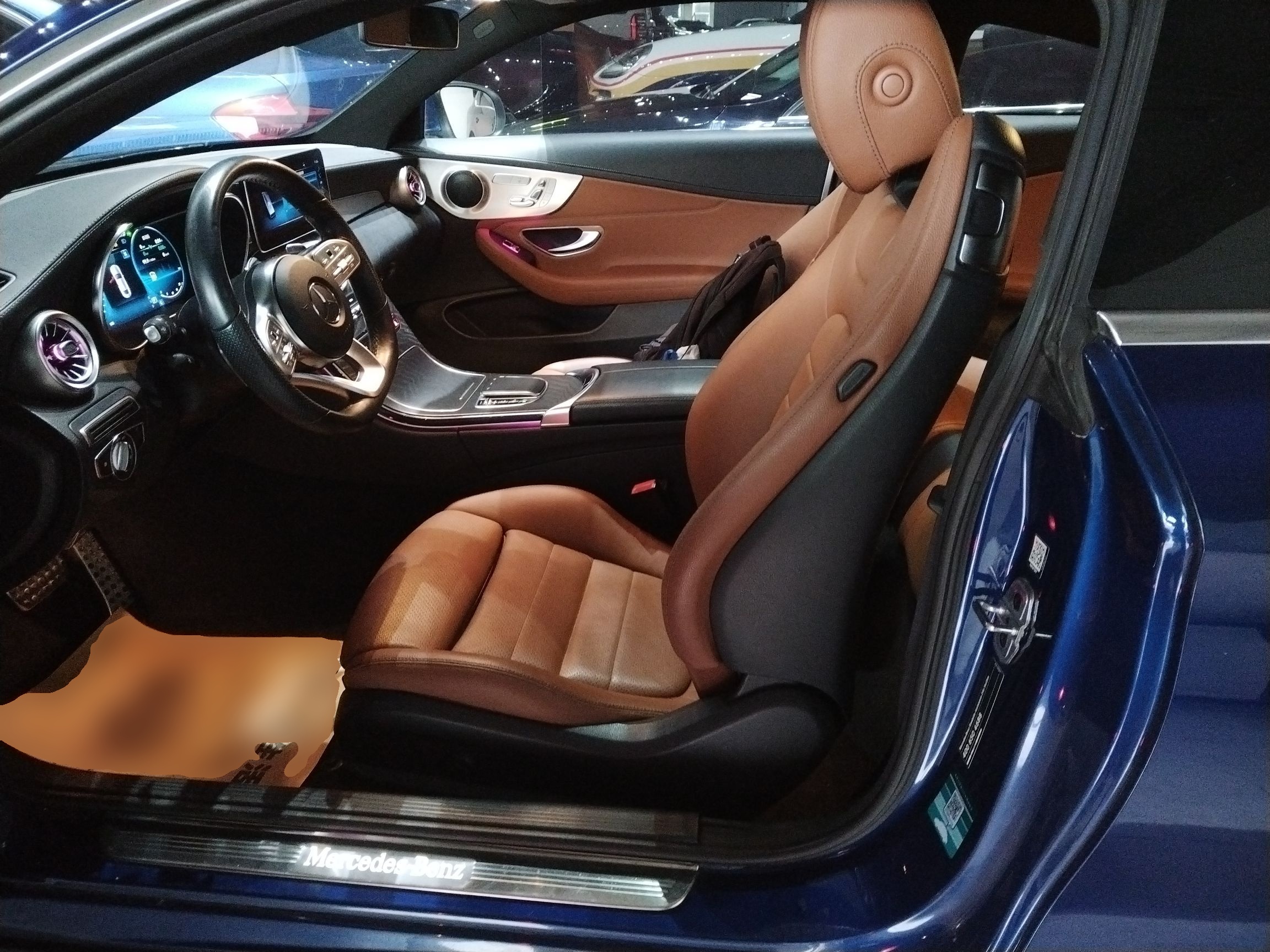 Переднее сиденье в автомобиле