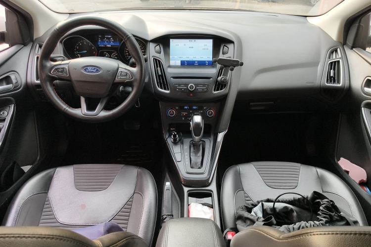 Used Ford Focus 2018 Sedan Classic EcoBoost 180 Automatic Elite Model Center Console