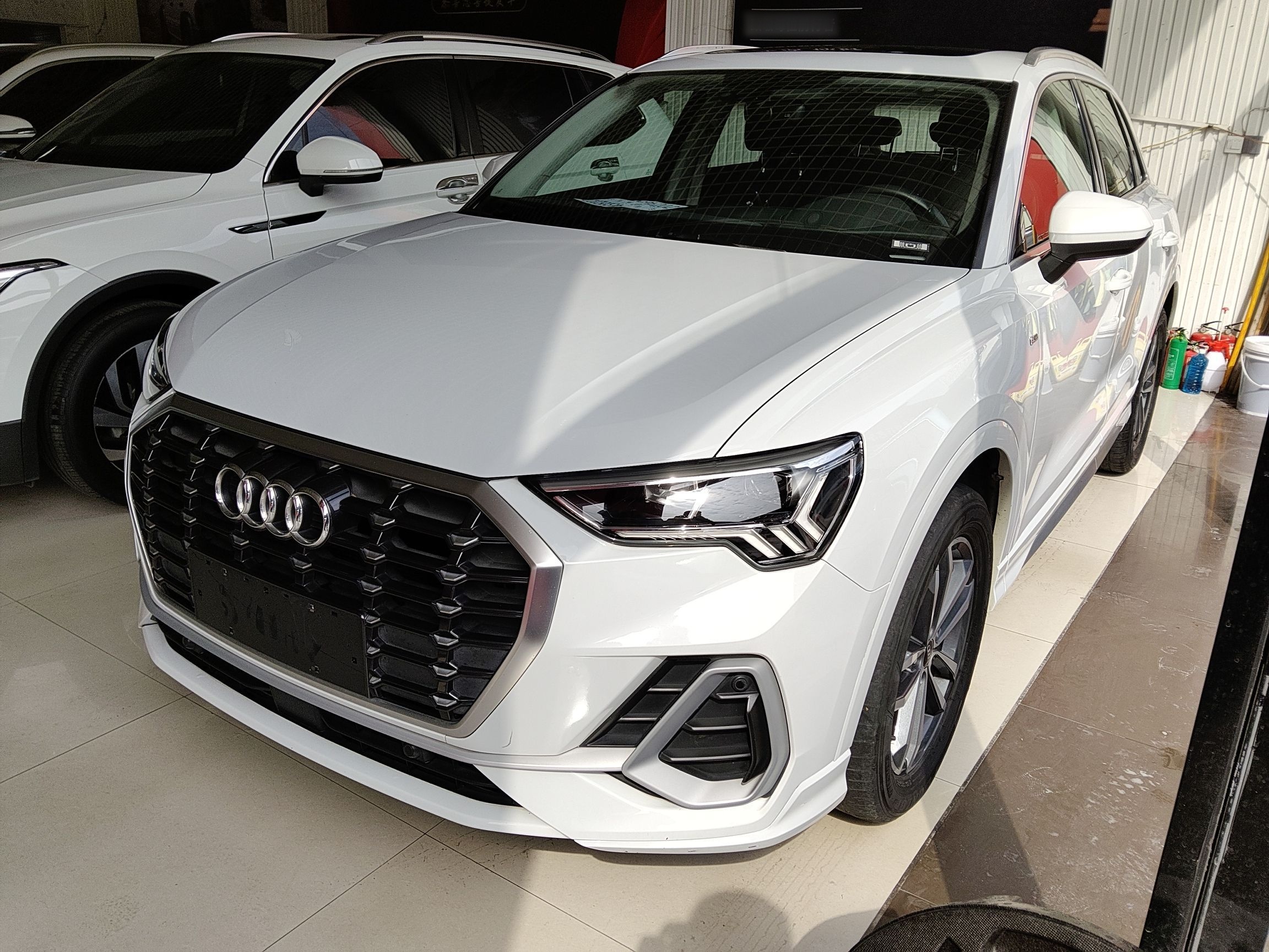 تحت مقدمة السيارة