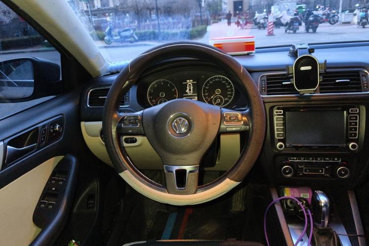 Used Volkswagen Sagitar 2012 1.4TSI Automatic Luxury Edition Steering Wheel
