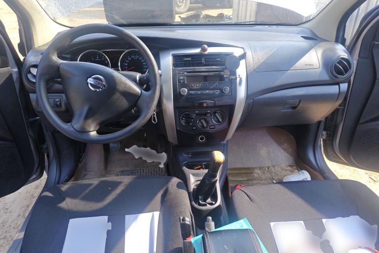 Used Nissan Livina 2015 1.6XE Manual Comfort Edition Center Console