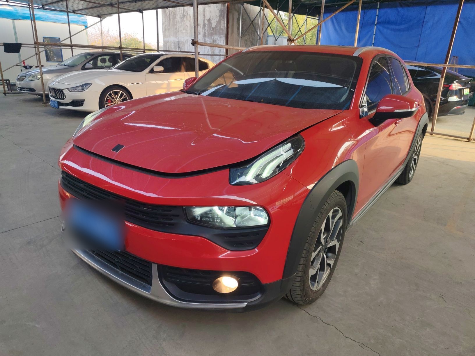 تحت مقدمة السيارة