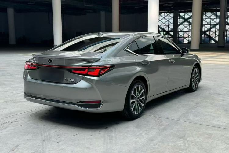 Used Lexus ES 2025 300h Deluxe Edition
