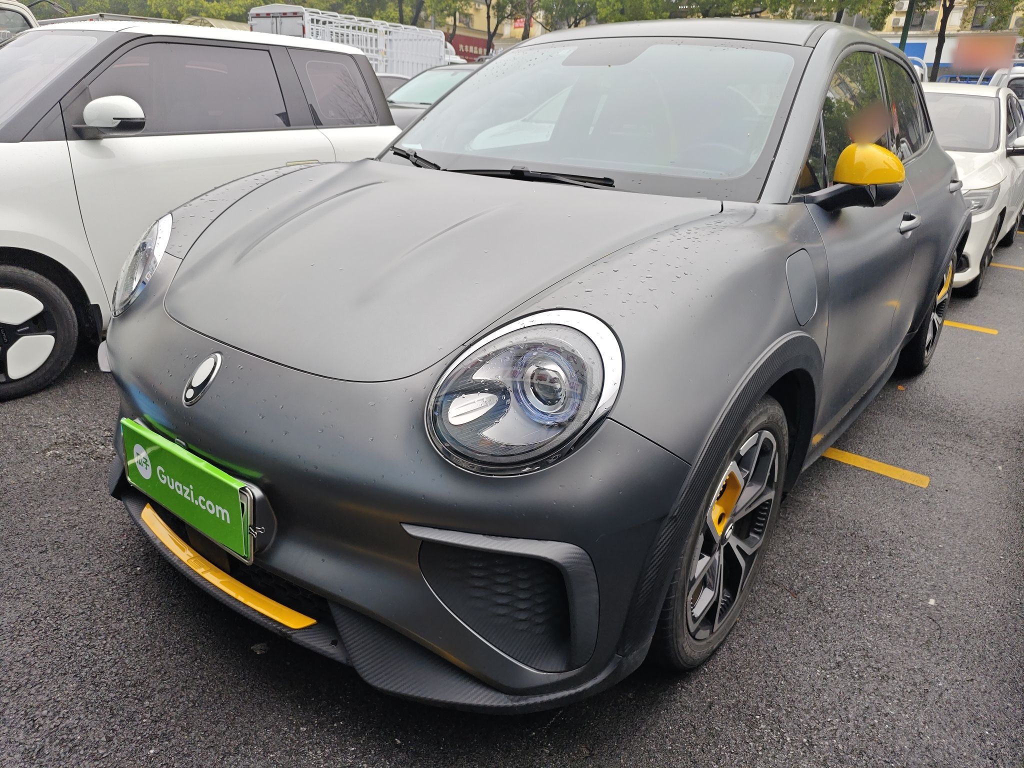 تحت مقدمة السيارة