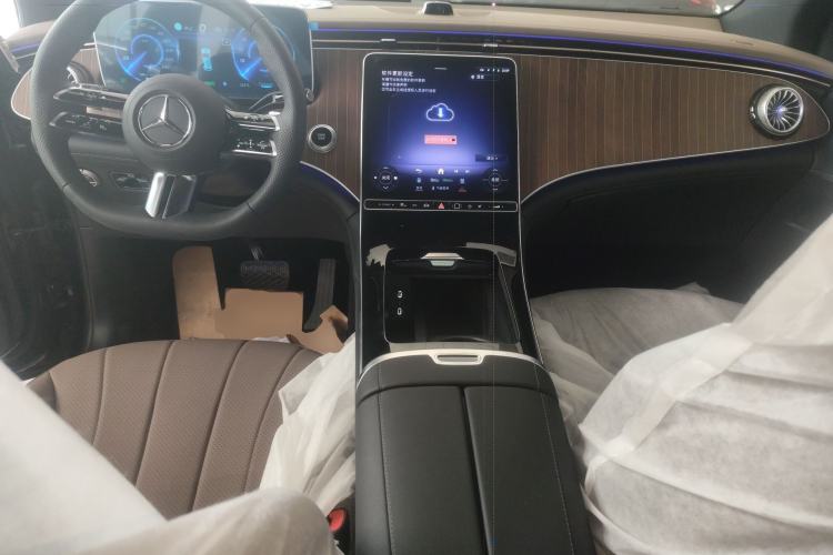 Used Mercedes-Benz EQE SUV 2024 500 4MATIC Luxury Edition Center Console