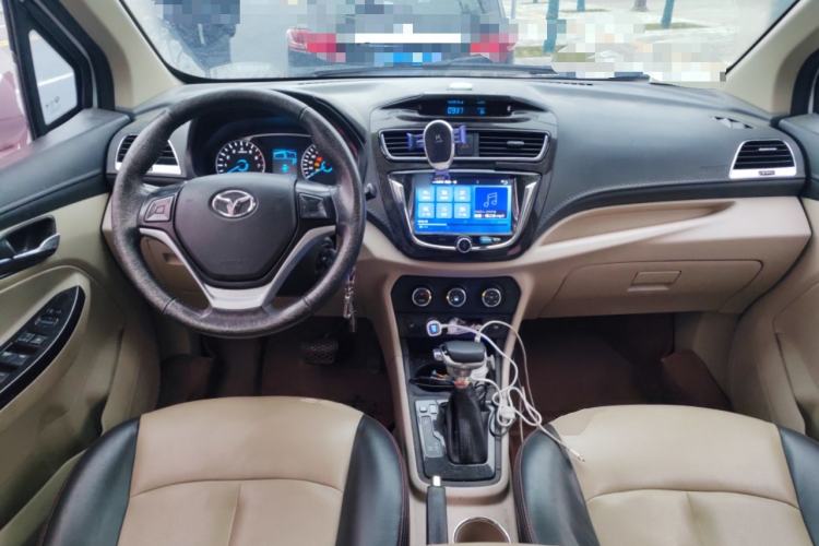 Used FAW Yingzhi 737 2016 1.5L CVT Luxury Navigation Edition Center Console