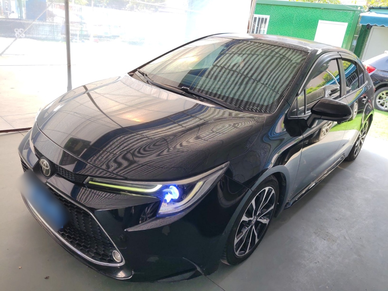 Под передней частью автомобиля