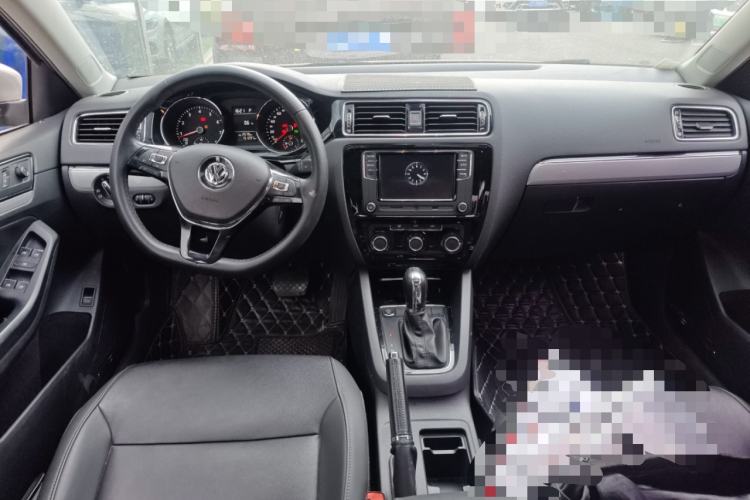 Used Volkswagen Sagitar 2017 230TSI Automatic Comfort Version Center Console