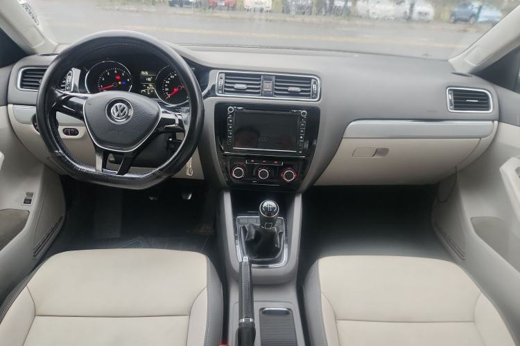 Used Volkswagen Sagitar 2015 1.6L Manual Comfort Model Center Console