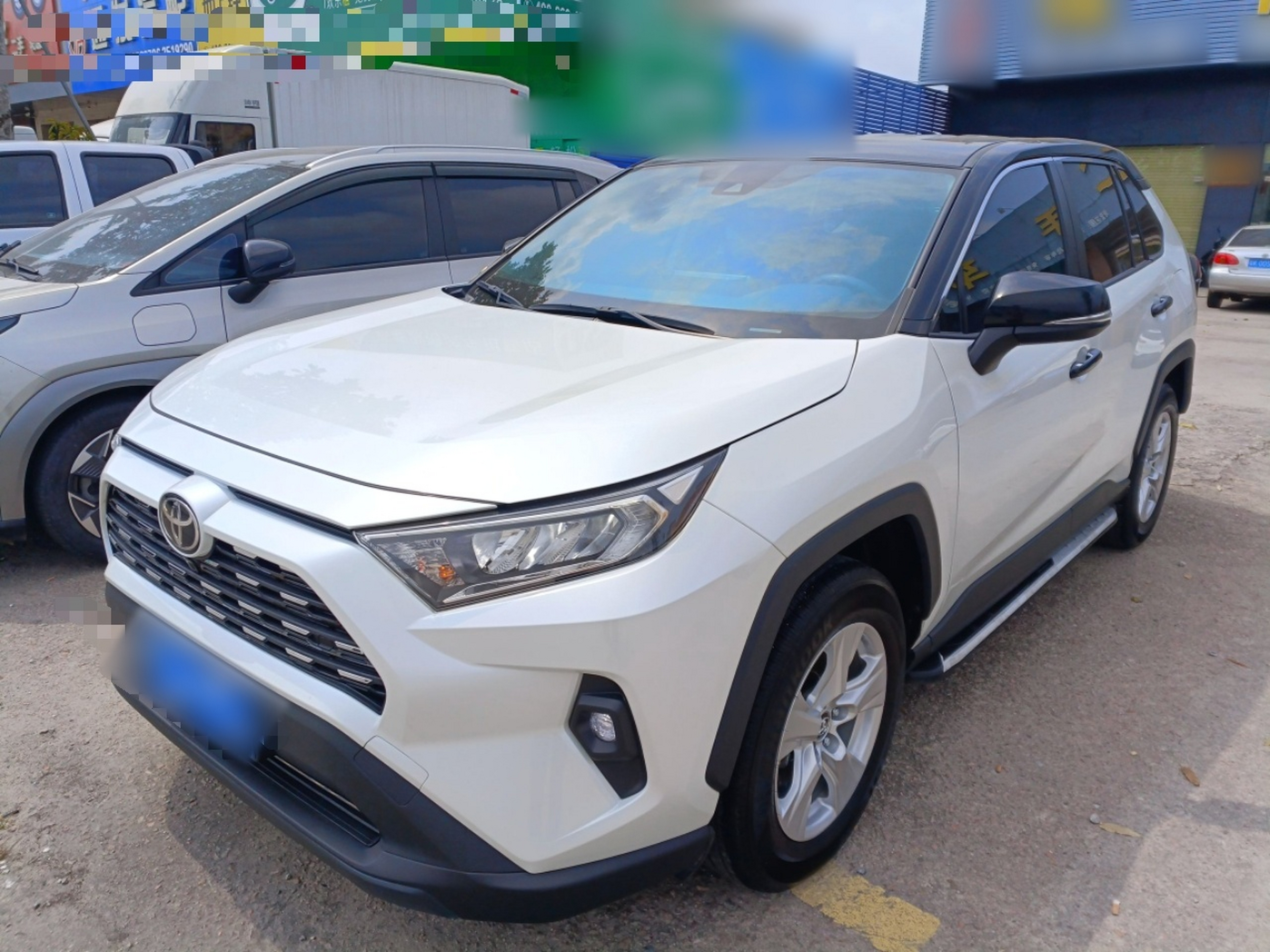 Под передней частью автомобиля