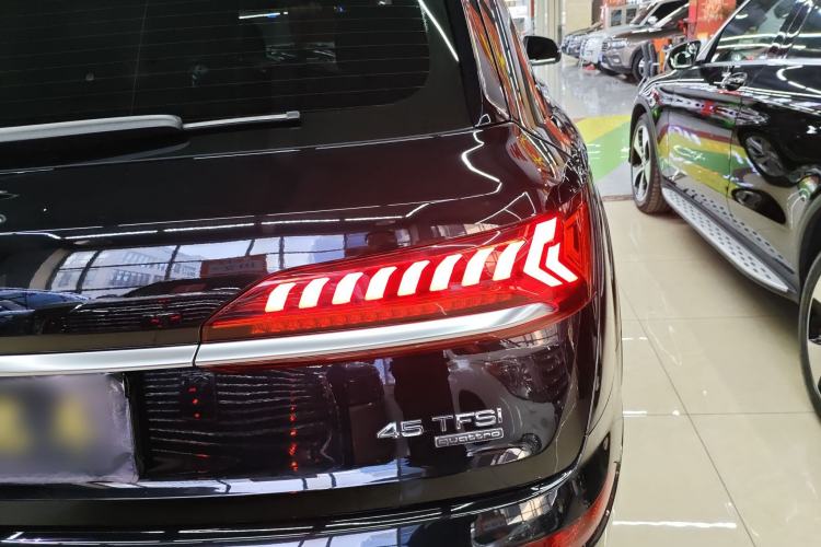 Used Audi Q7 2023 45 TFSI quattro S line Sport model Right Rear Taillight