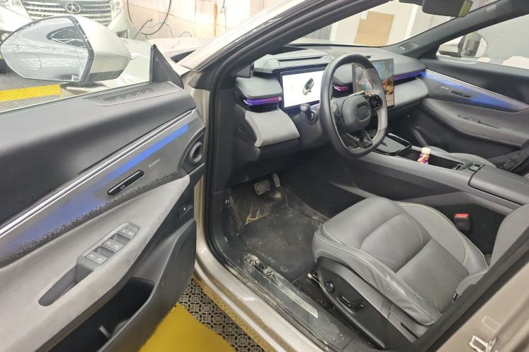 Used Lynk & Co 08 EM-P 2023 120km Long-Range Halo
