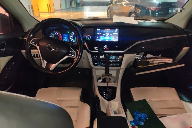 Used Soueast V5 Lingzhi 2017 1.5L CVT New Yiyi Model Center Console