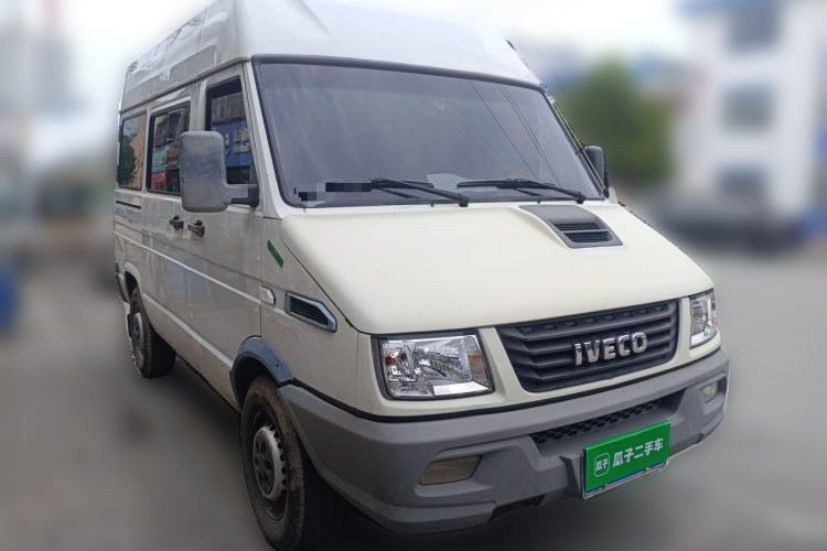 Used Iveco Daily 2017 2.5T A35 Passenger Van 5-7 Seats Model 47Z5 Front Right 45 Deg