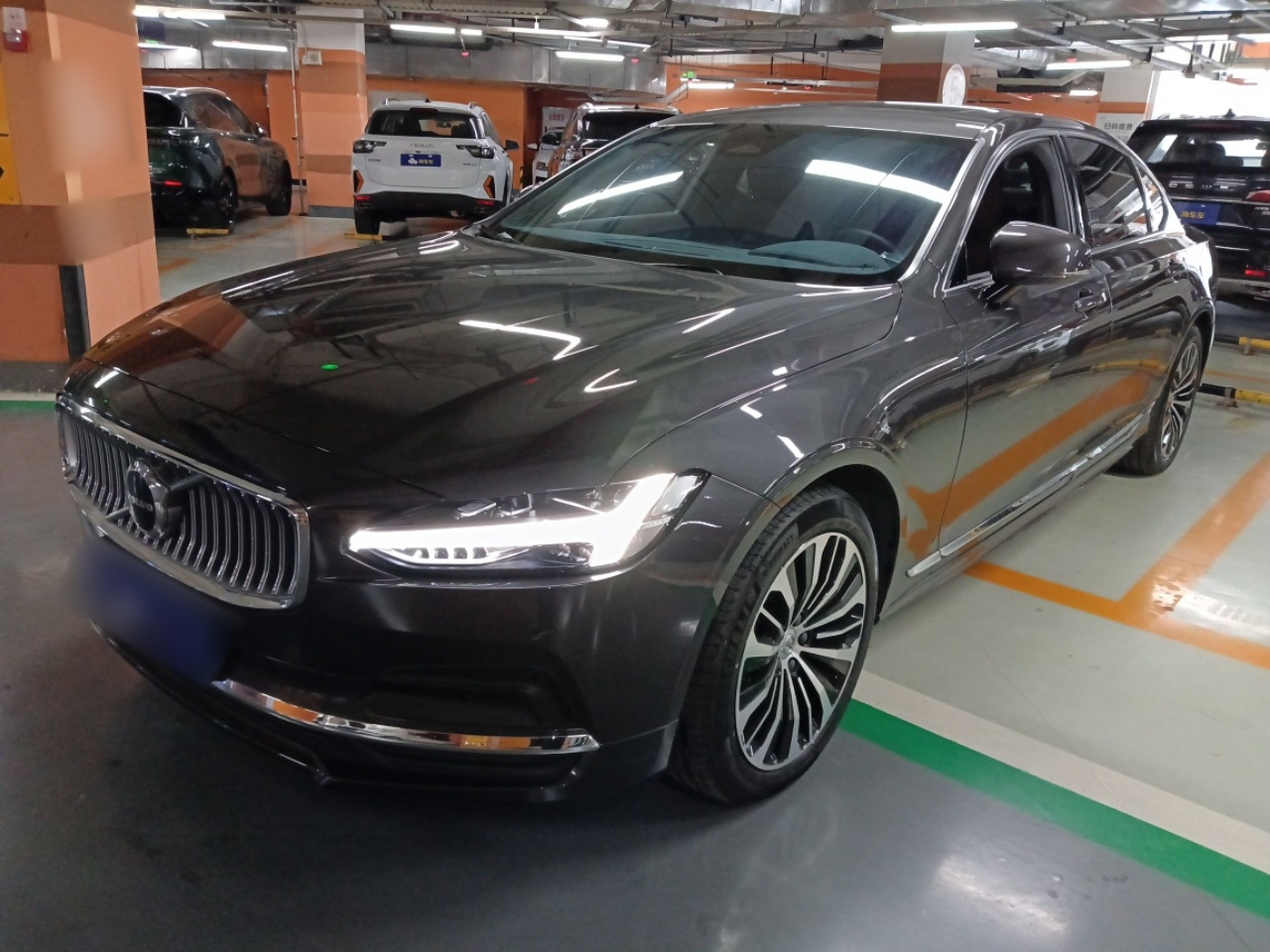 تحت مقدمة السيارة