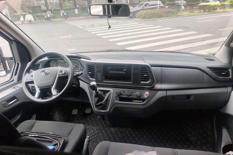 Used SAIC MAXUS Xintu V80 2024 Aotong Value Edition 6MT Short Wheelbase Ultra-Low Roof 127 Ps 7/8/9-Seater Interior 2