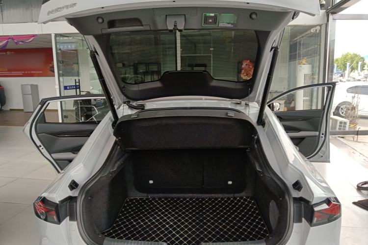 Used CHANGAN UNI-V 2022 1.5T Prestige Version Trunk