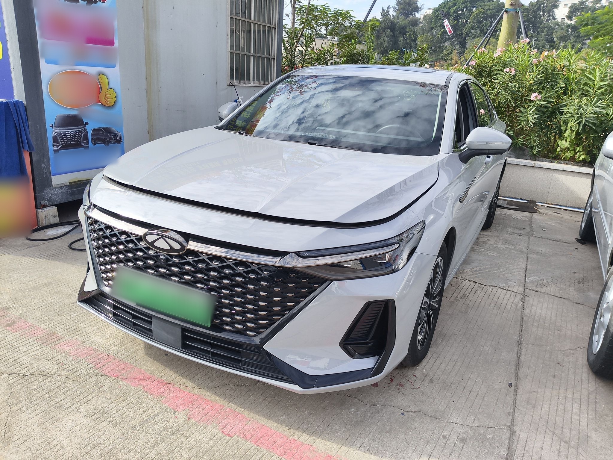 تحت مقدمة السيارة