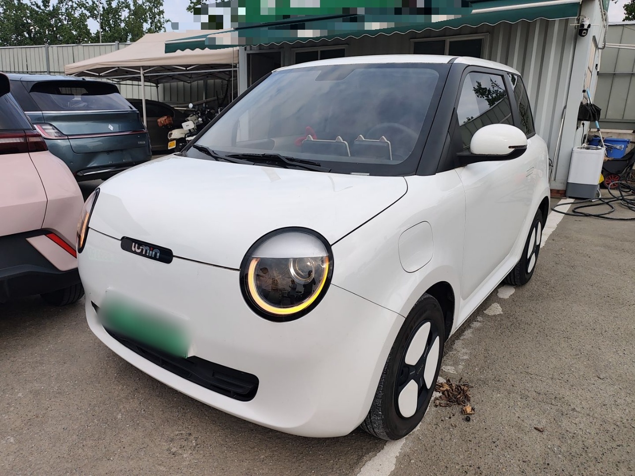 Под передней частью автомобиля