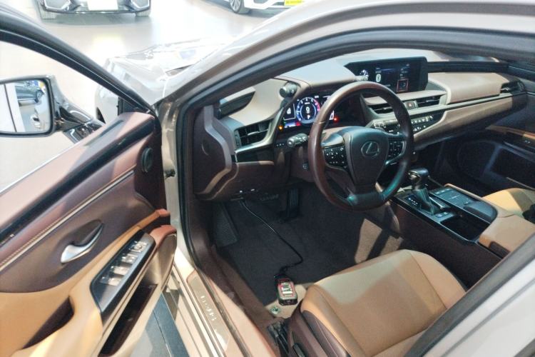Used Lexus ES 2020 300h Deluxe Edition
