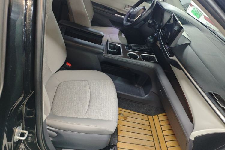 Used Toyota Sienna 2023 2.5L Hybrid Comfort Edition