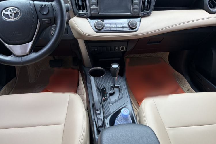 Used Toyota RAV4 2015 2.0L CVT Two-Wheel Drive Fashion Edition Interior 1