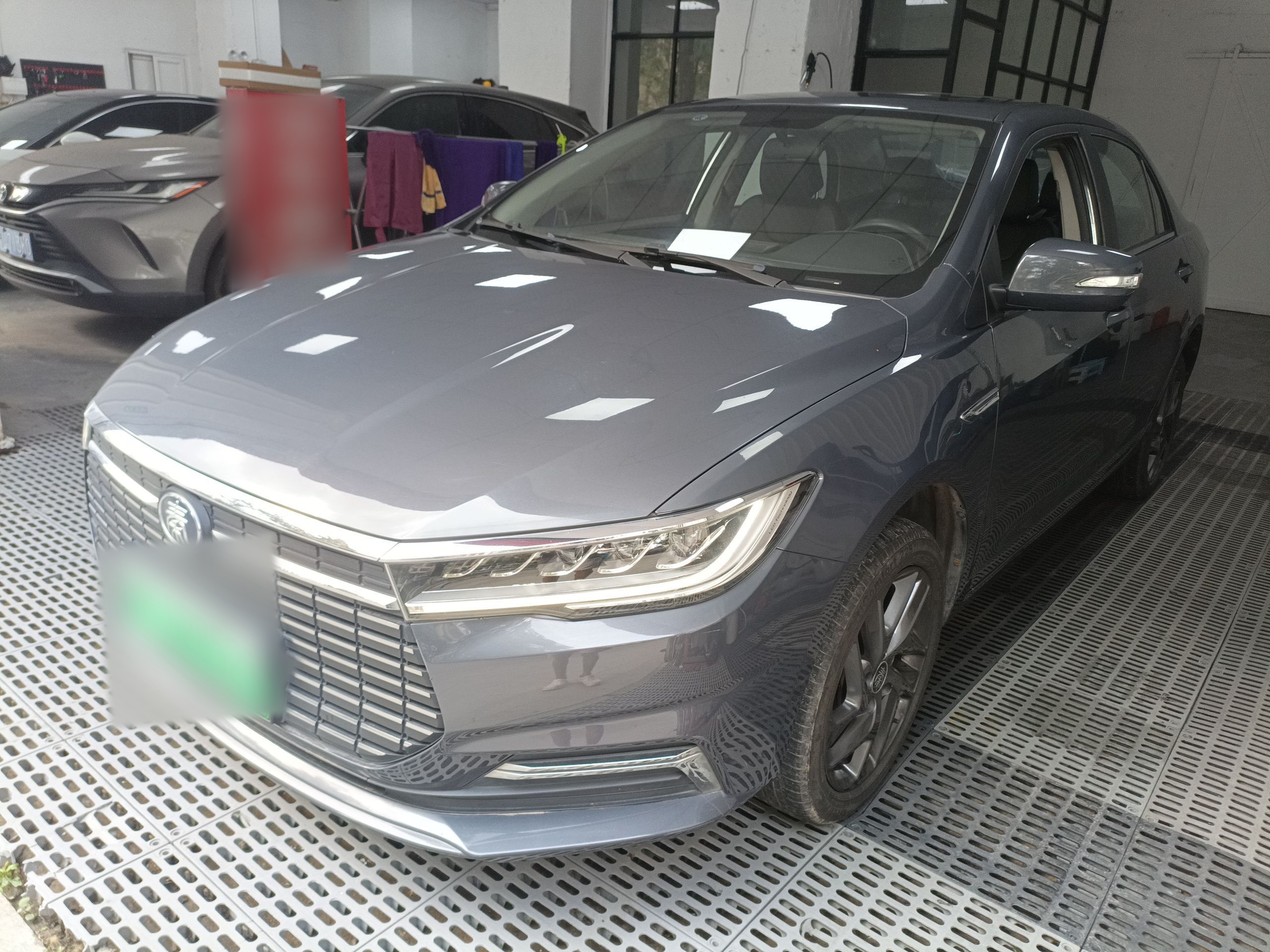 تحت مقدمة السيارة