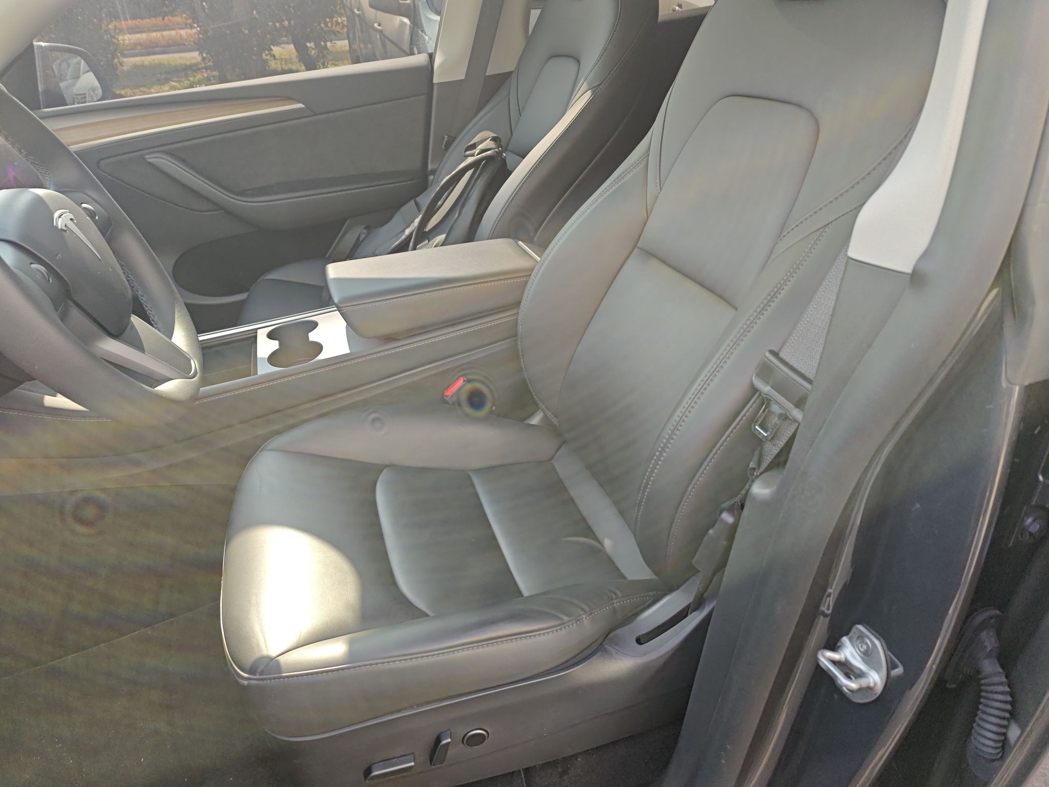 Переднее сиденье в автомобиле