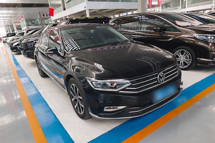 Used Volkswagen Magotan 2020 330TSI DSG Leading Model Front Right 45 Deg