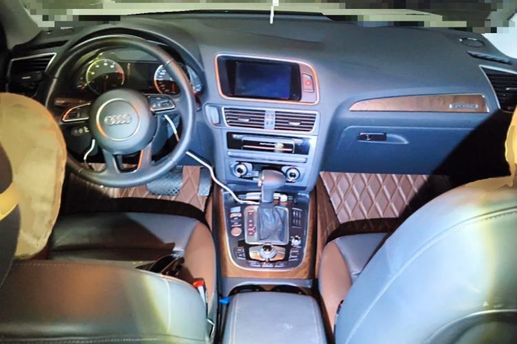 Used Audi Q5 2017 40 TFSI Comfort Model Center Console