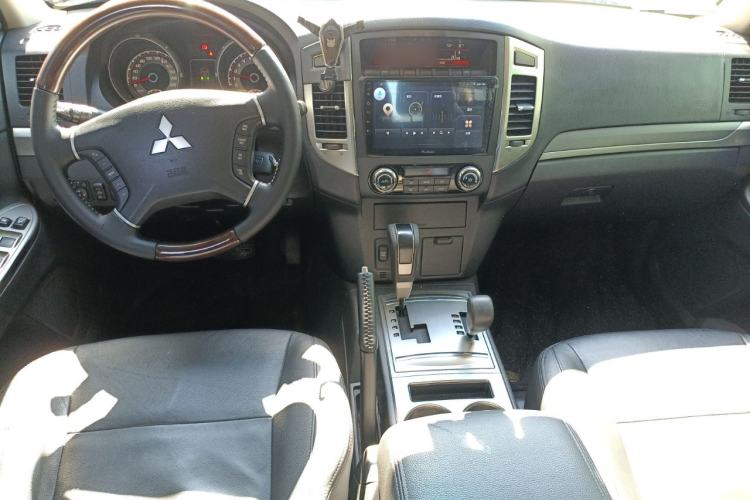 Used Mitsubishi Pajero 2015 3.0L Automatic Elite Plus Version China V Standard