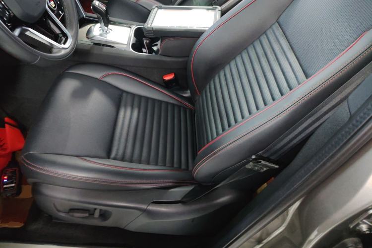 Used Land Rover Discovery Sport 2022 249 PS Metropolitan Edition 5 Seats Left Front Seat