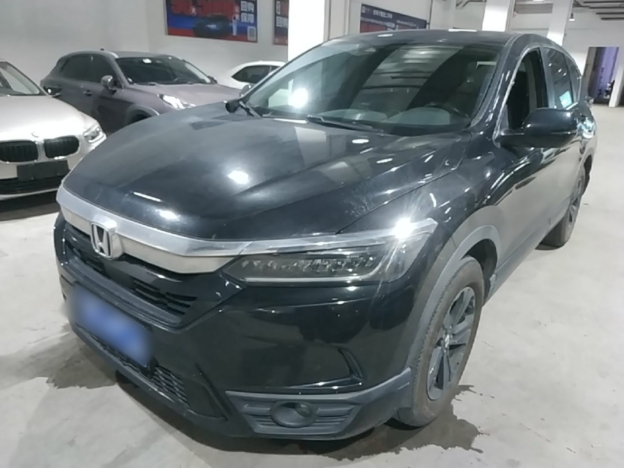 Sob a frente do carro