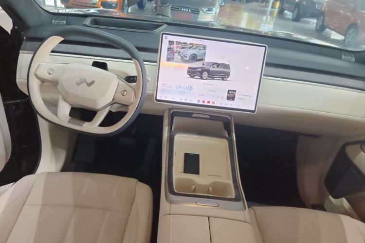 Used ONVO Luxeed L90 2025 Model—Ultra Six-Seater Version Center Console