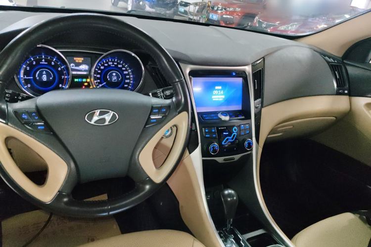 Used Hyundai Sonata 2013 2.0L Automatic Luxury Edition Center Console