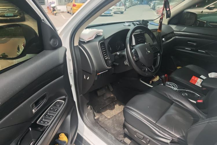 Used Mitsubishi Outlander 2019 2.4L 4x4 Zhi Xiang Edition 5 Seats China V Emission Standard Driver Seat