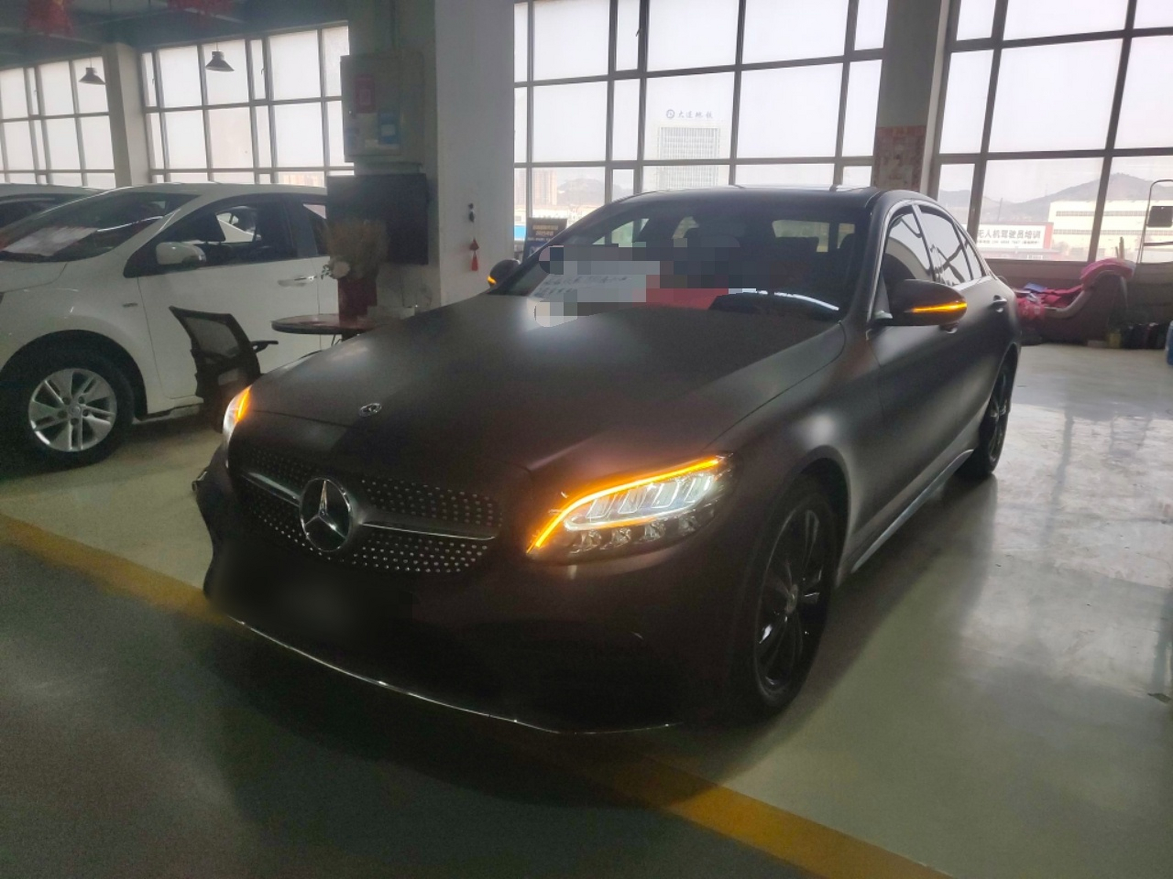 تحت مقدمة السيارة