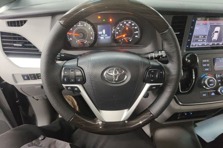 Used Toyota SIENNA 2017 3.5L Four-Wheel Drive LE Trim 7 Seats – U.S. Specification
