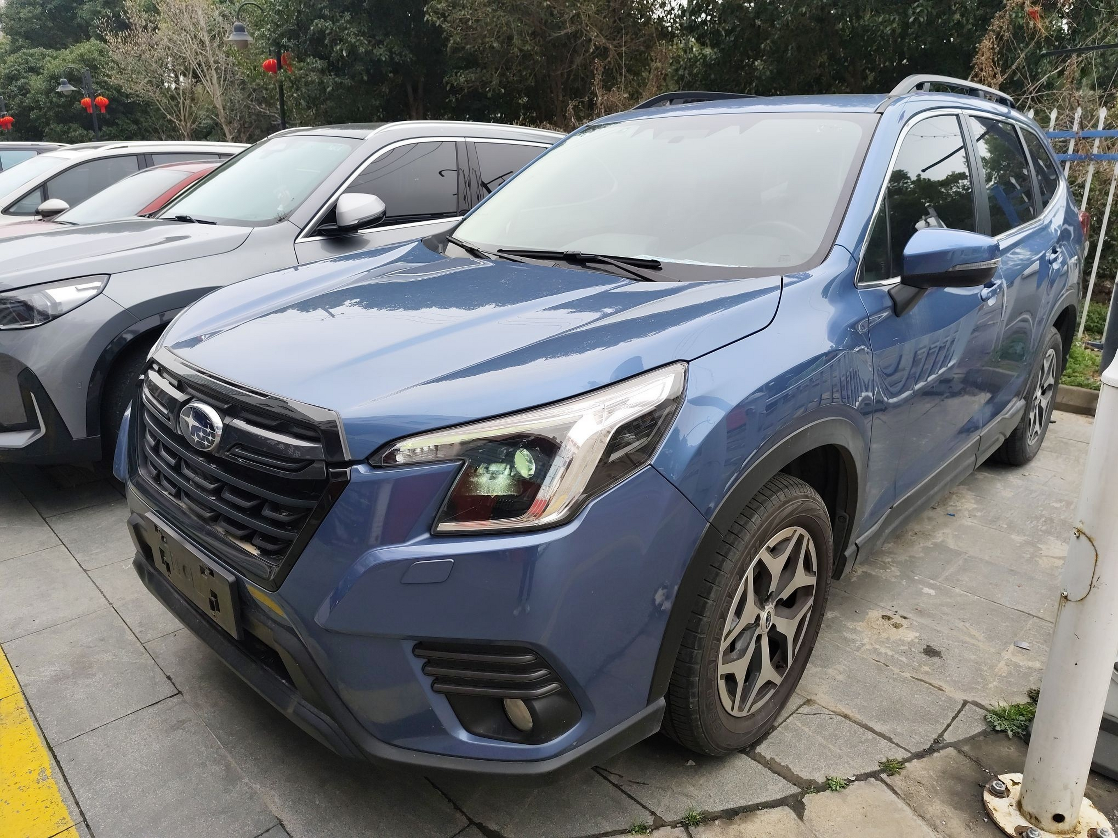 Под передней частью автомобиля