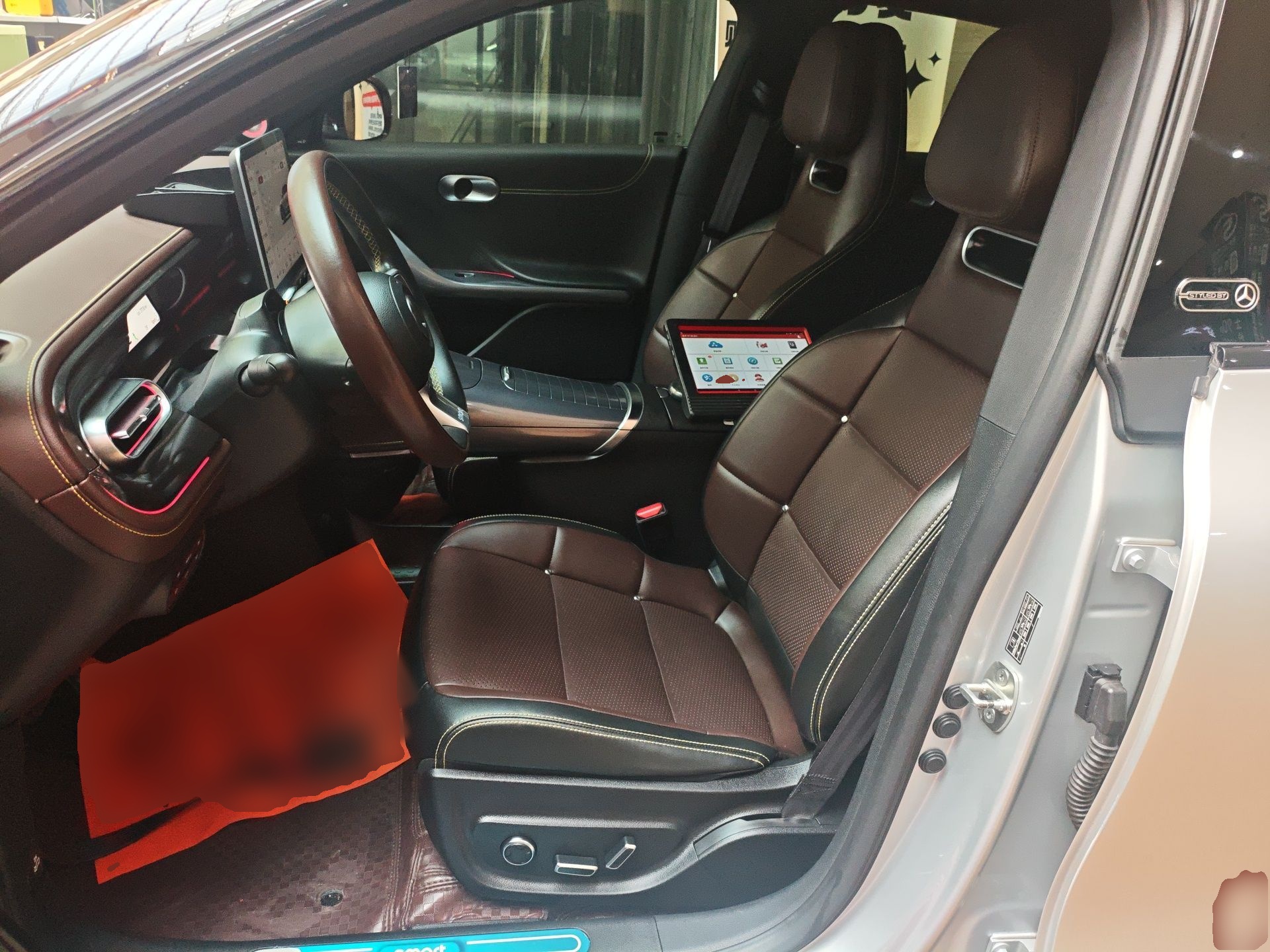 المقاعد الأمامية داخل السيارة