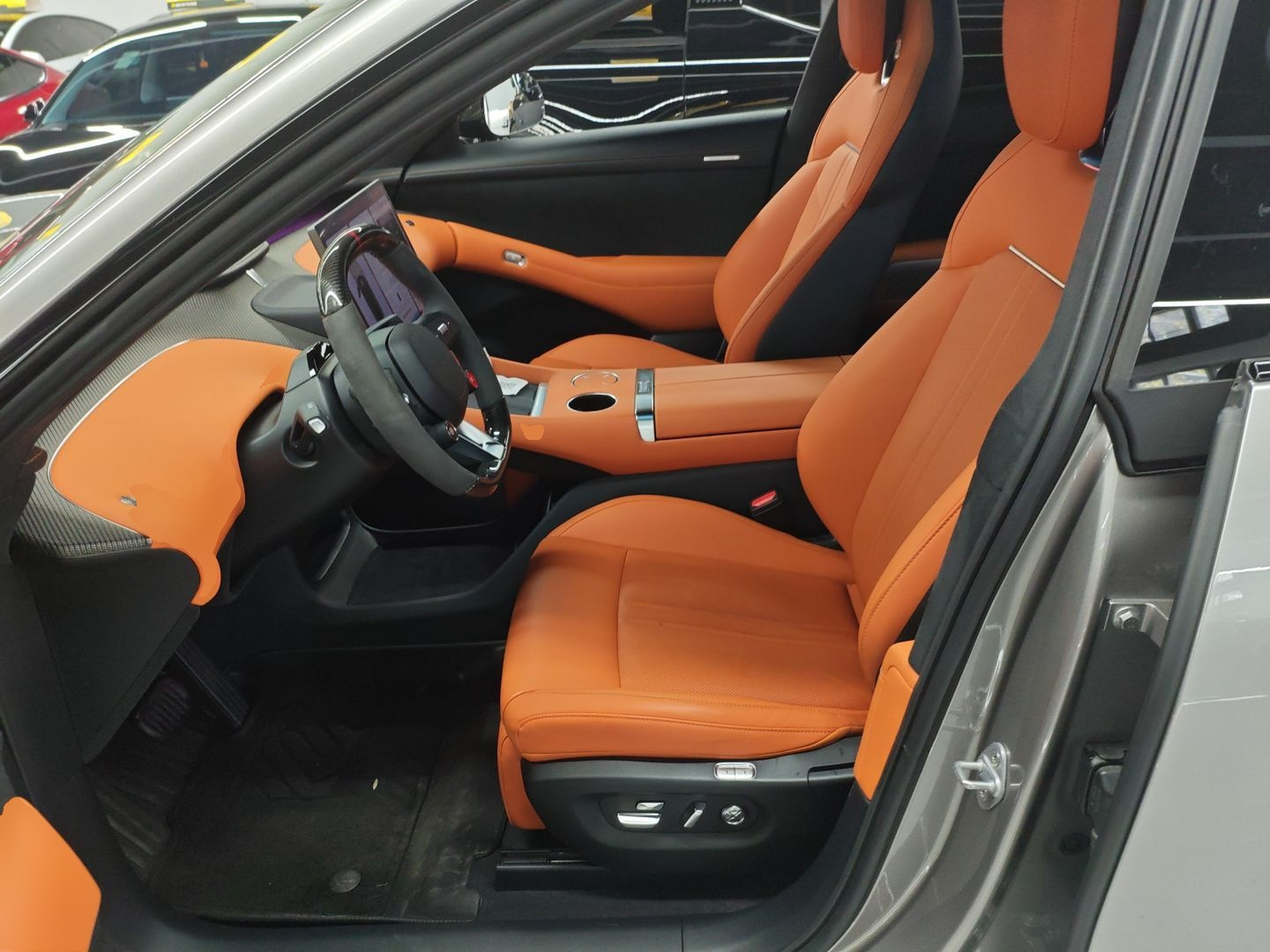 Переднее сиденье в автомобиле