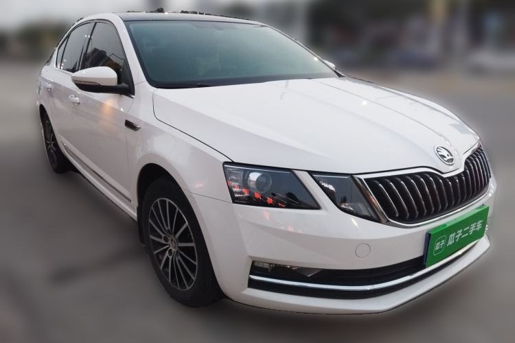 Used Skoda Octavia 2018 1.6L Automatic Luxury Edition Front Right 45 Deg