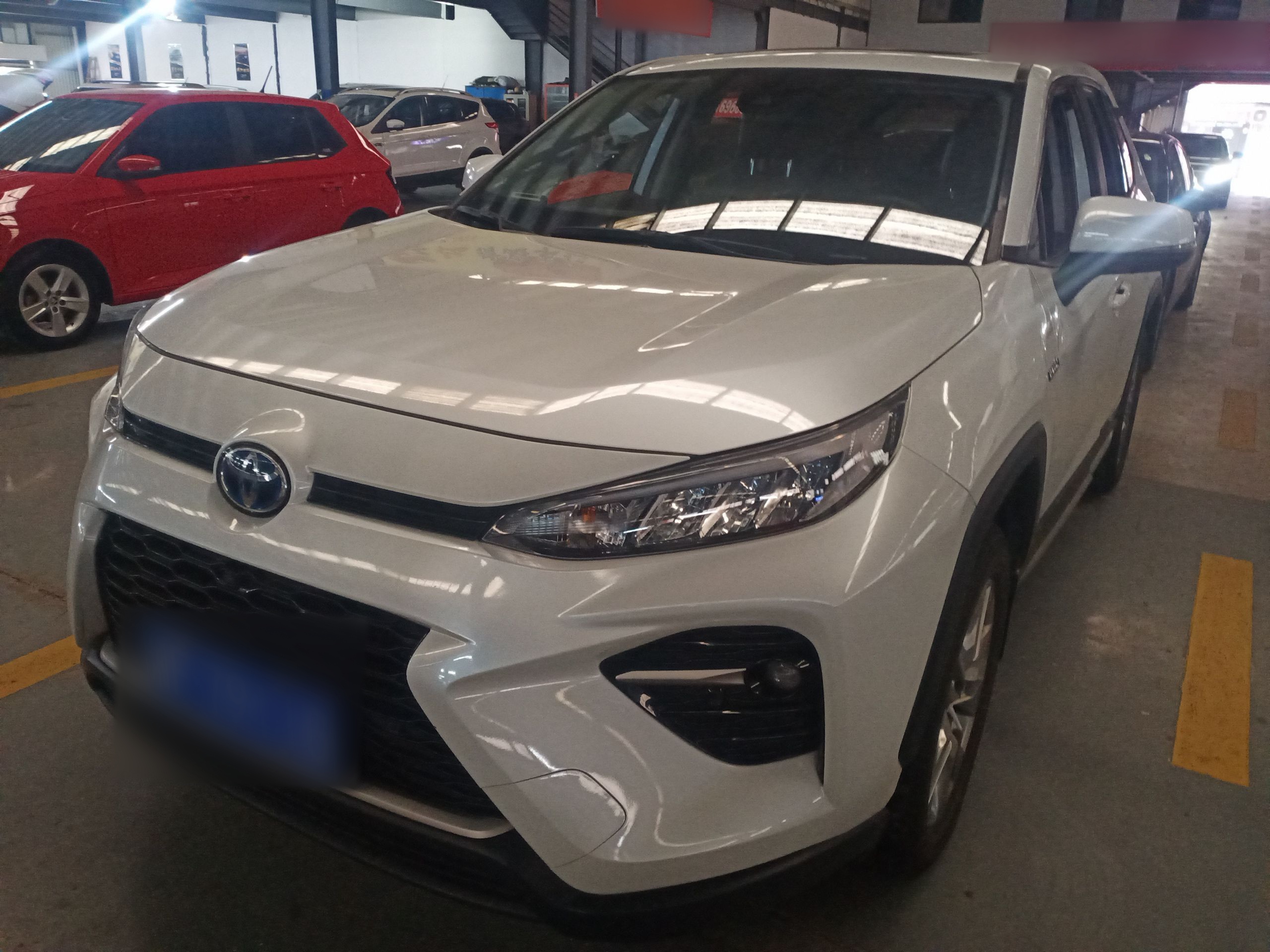 Под передней частью автомобиля