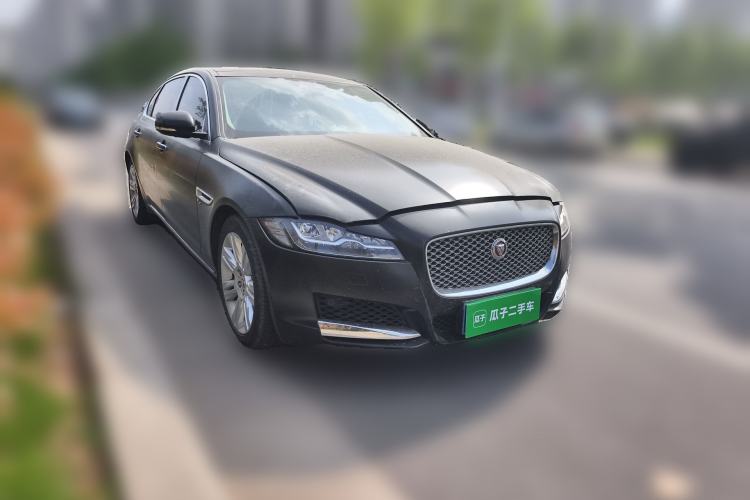 Used Jaguar XFL 2018 XFL 2.0T 250 PS Luxury Edition Front Right 45 Deg