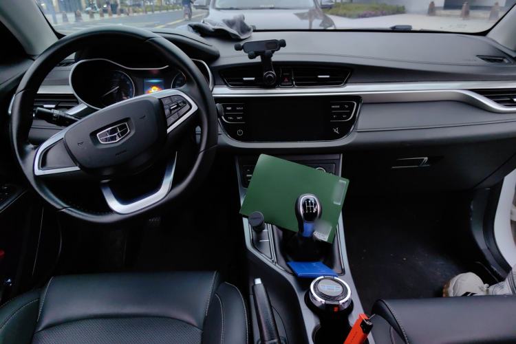 Used Geely Auto Emgrand 2019 Leading Edition 1.5L Manual Luxury Model China VI Standard Center Console