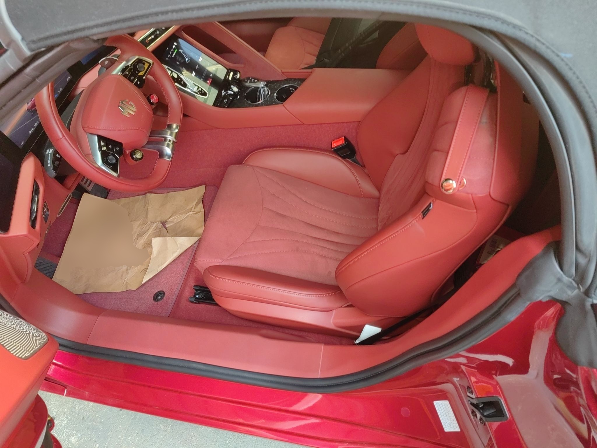 المقاعد الأمامية داخل السيارة