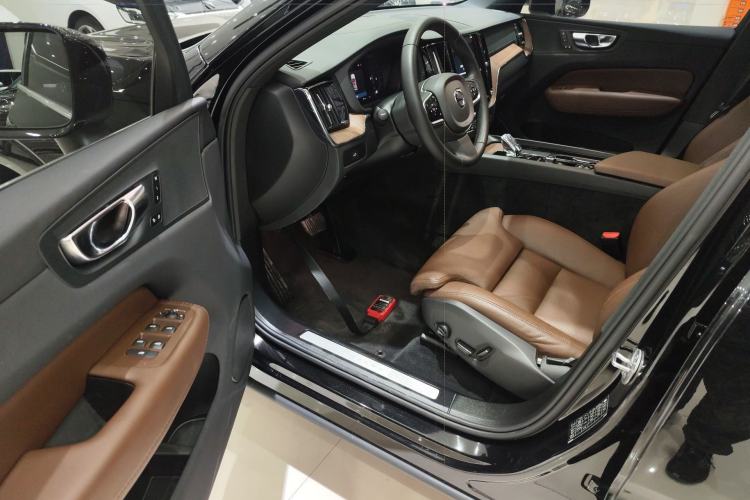 Used Volvo XC60 2024 B5 4x4 Smart Luxury Edition Driver Seat