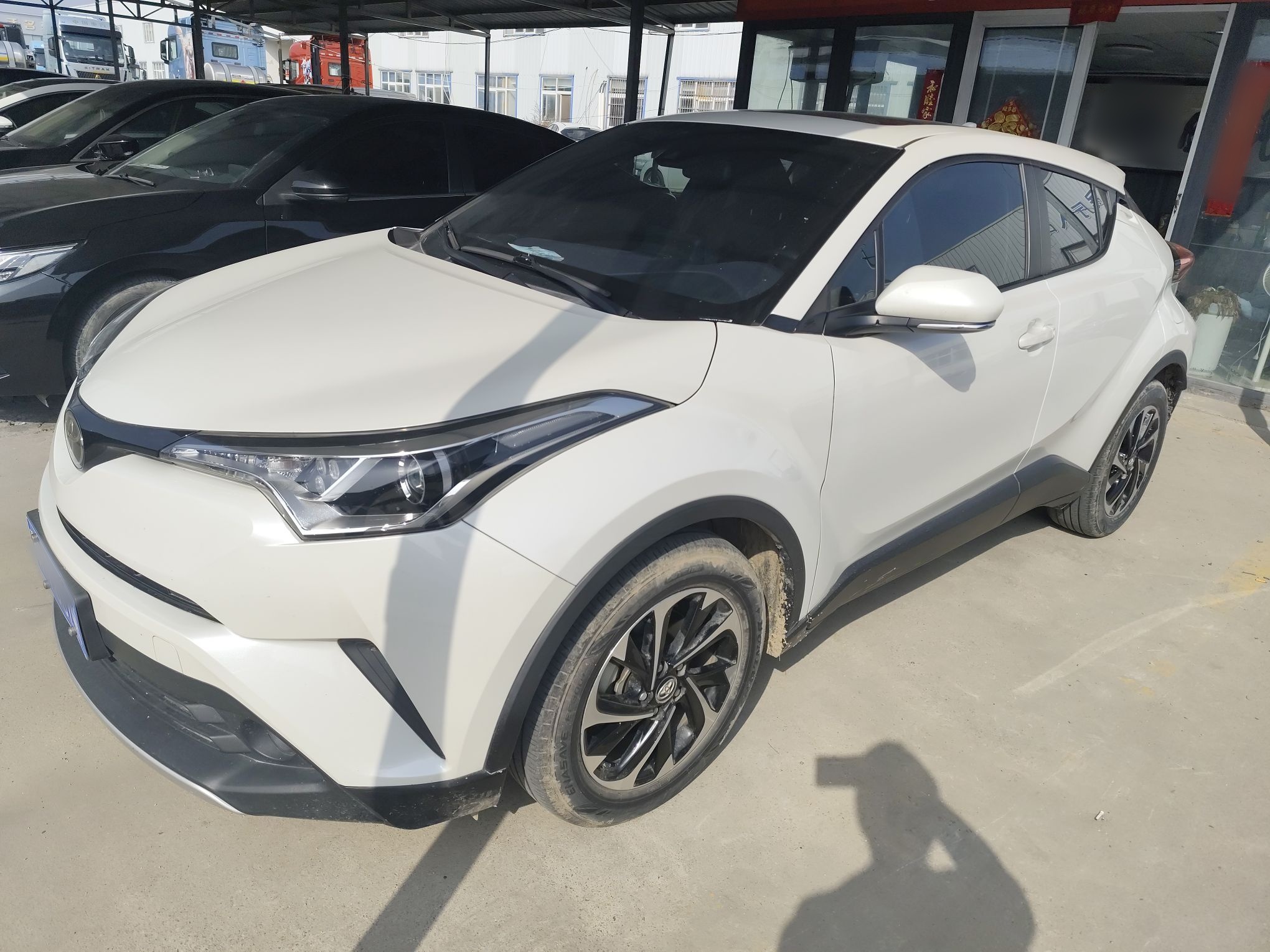 تحت مقدمة السيارة