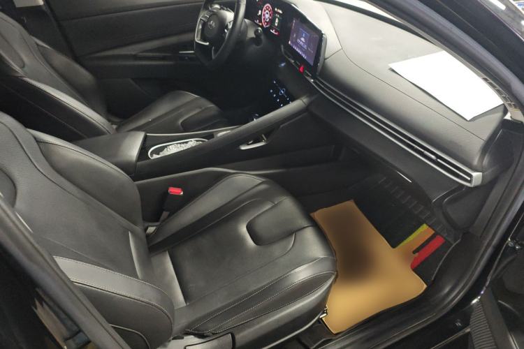 Used Hyundai Elantra 2022 1.5L CVT LUX Prestige Edition Right Front Seat