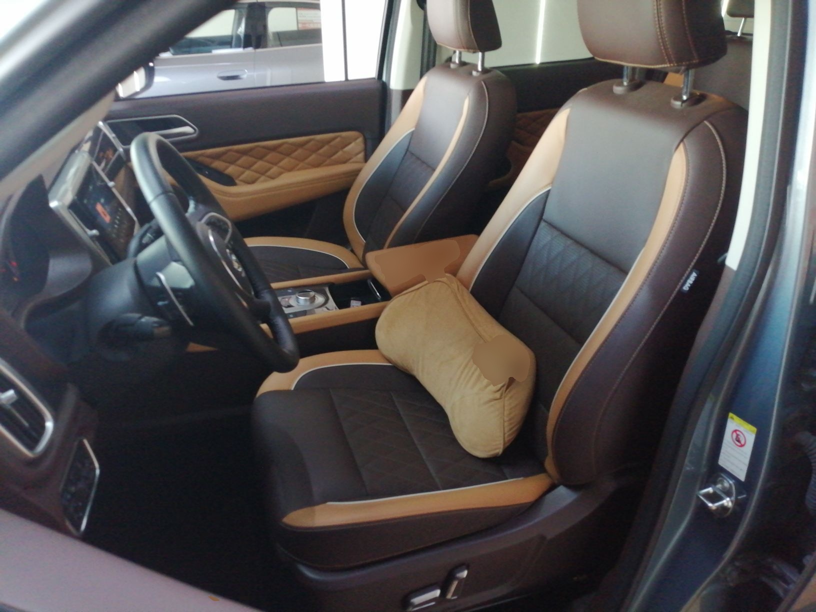 المقاعد الأمامية داخل السيارة